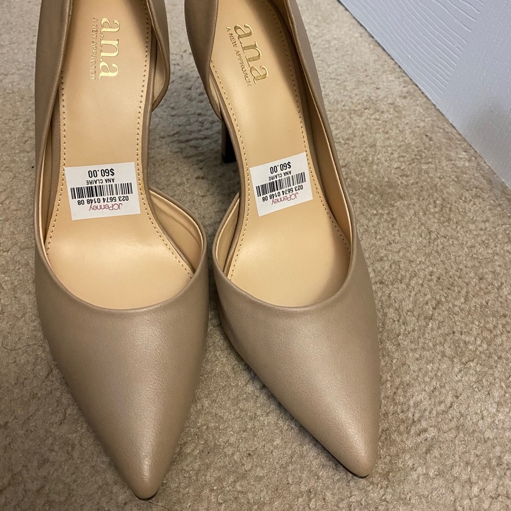 *BRAND NEW* Beige heels